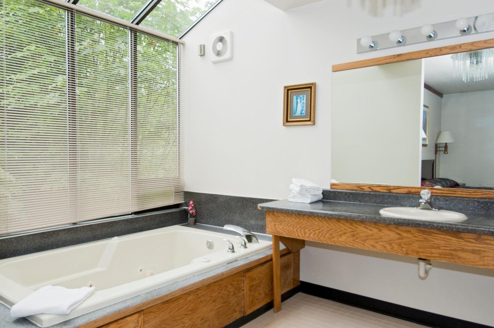King Suite with Jacuzzi Tub
