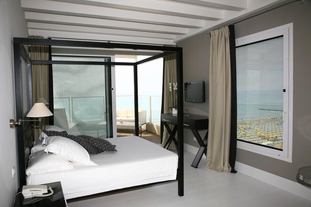 Camera Matrimoniale Deluxe con Terrazza e Vista Mare Frontale