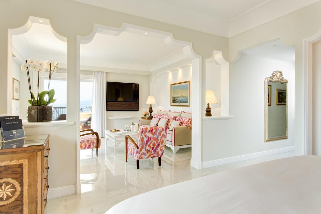 Royal Junior Suite mit Terrasse mit Meerblick und Whirlpool-Badewanne
