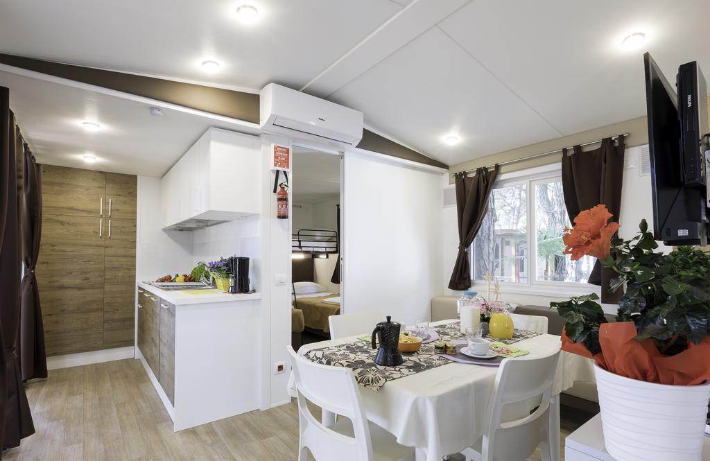 Large Executive Mobile Home,1079449900:JPEG