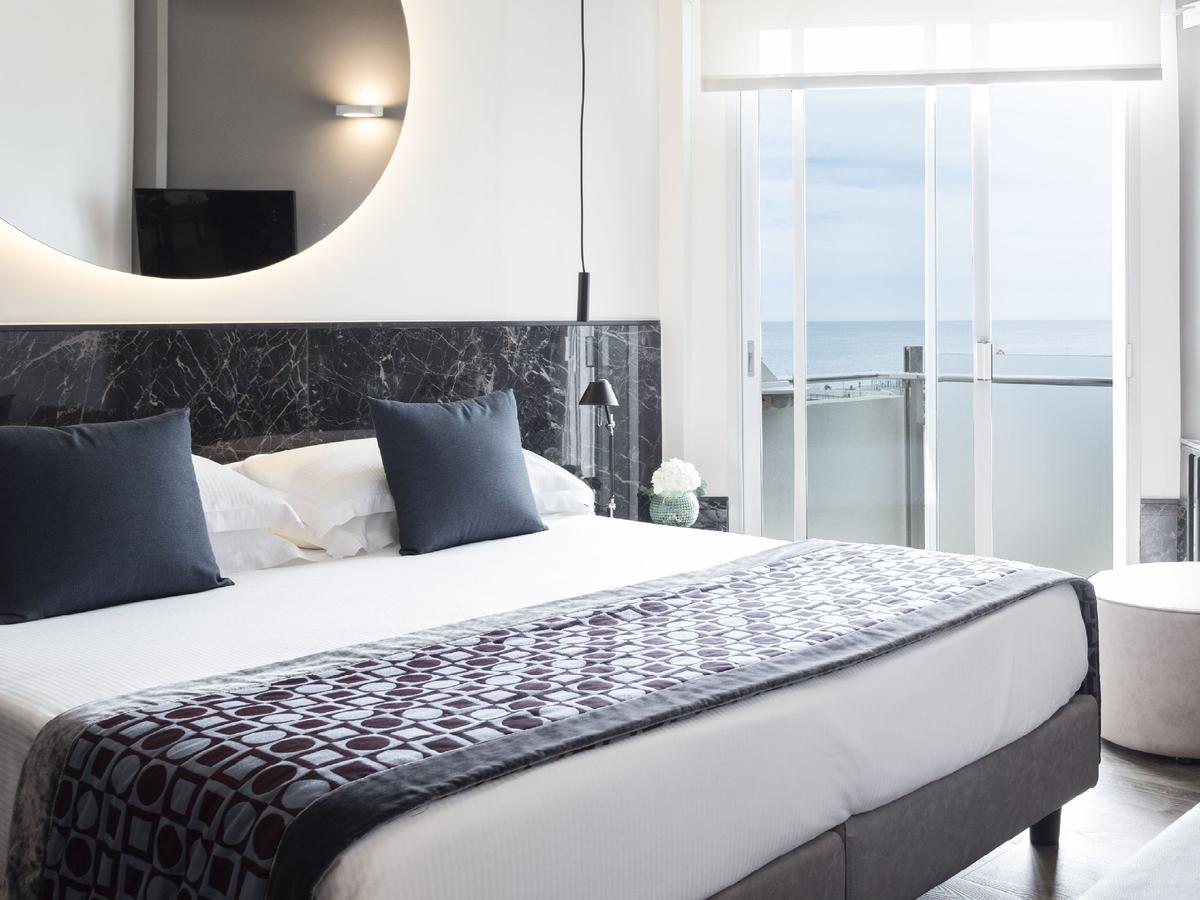 Quarto Superior com Cama de Casal ou 2 de Solteiro e Vista Parcial do Mar