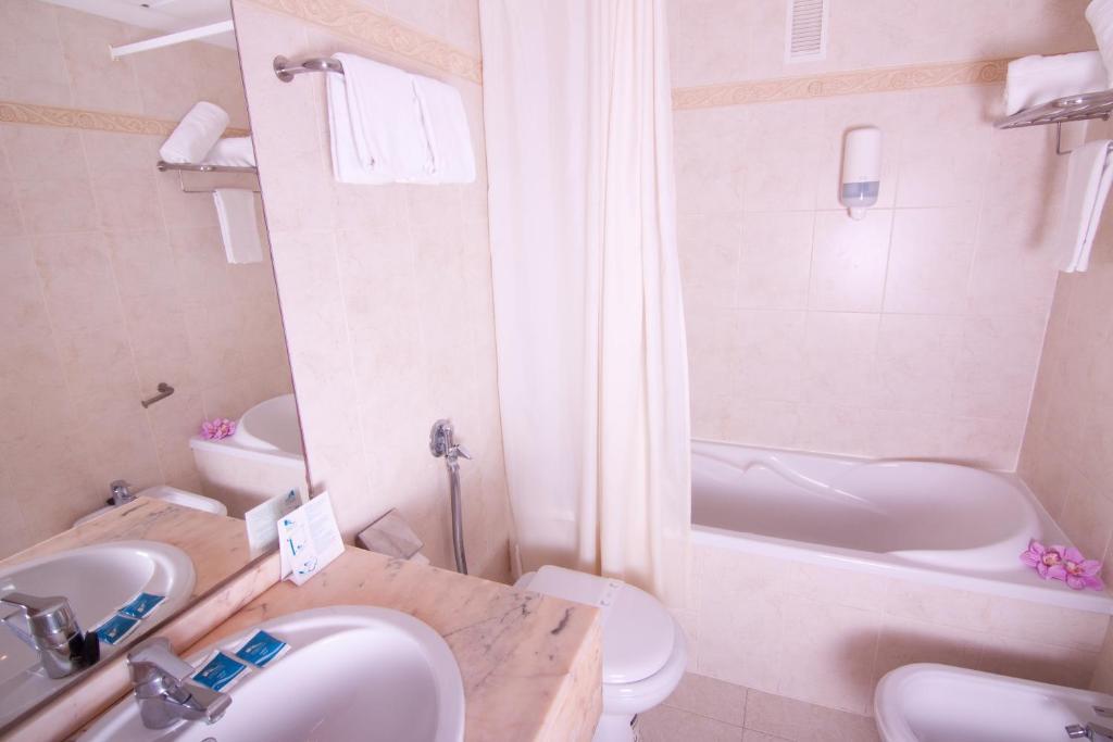 Habitación Familiar con vistas parciales al mar (3 adultos + 1 niño)