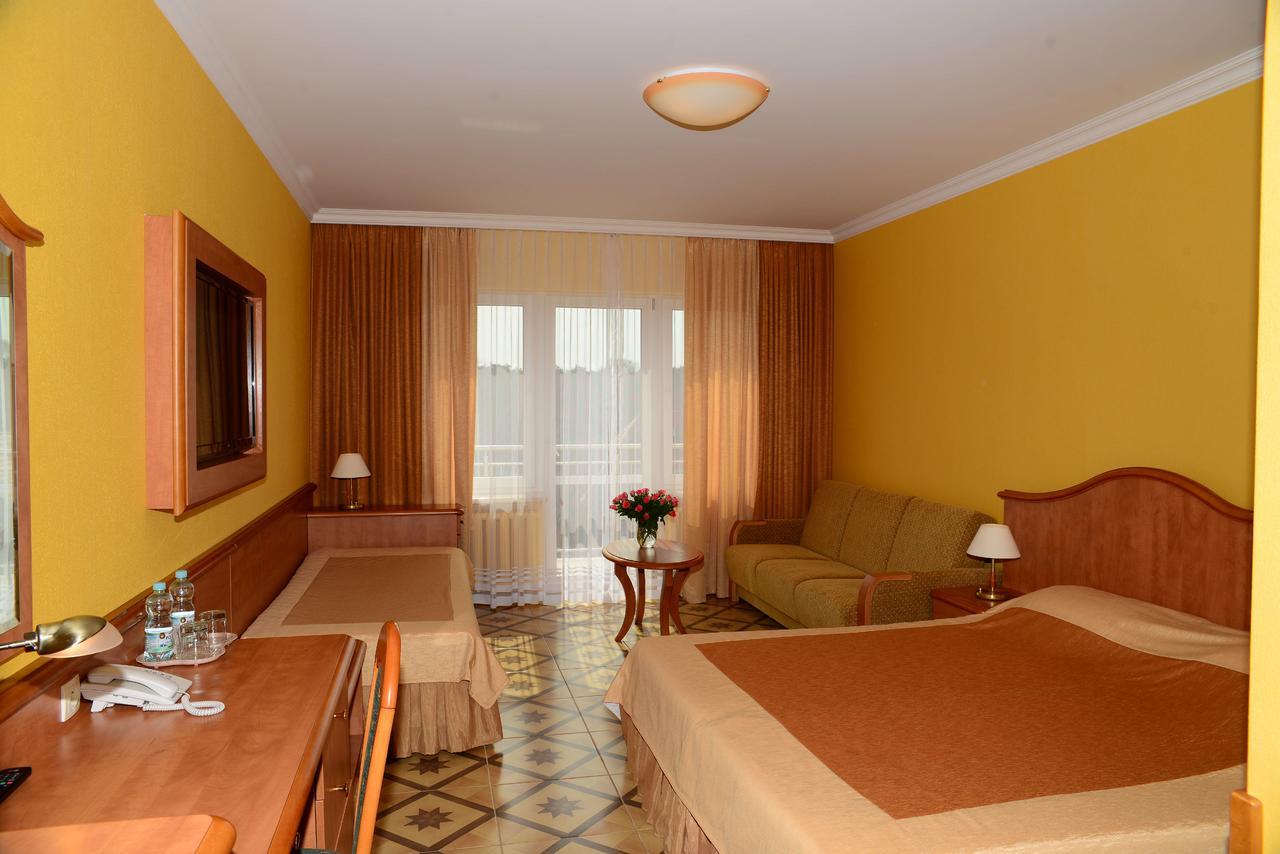 Studio (1-4 Adults),664952316:JPEG