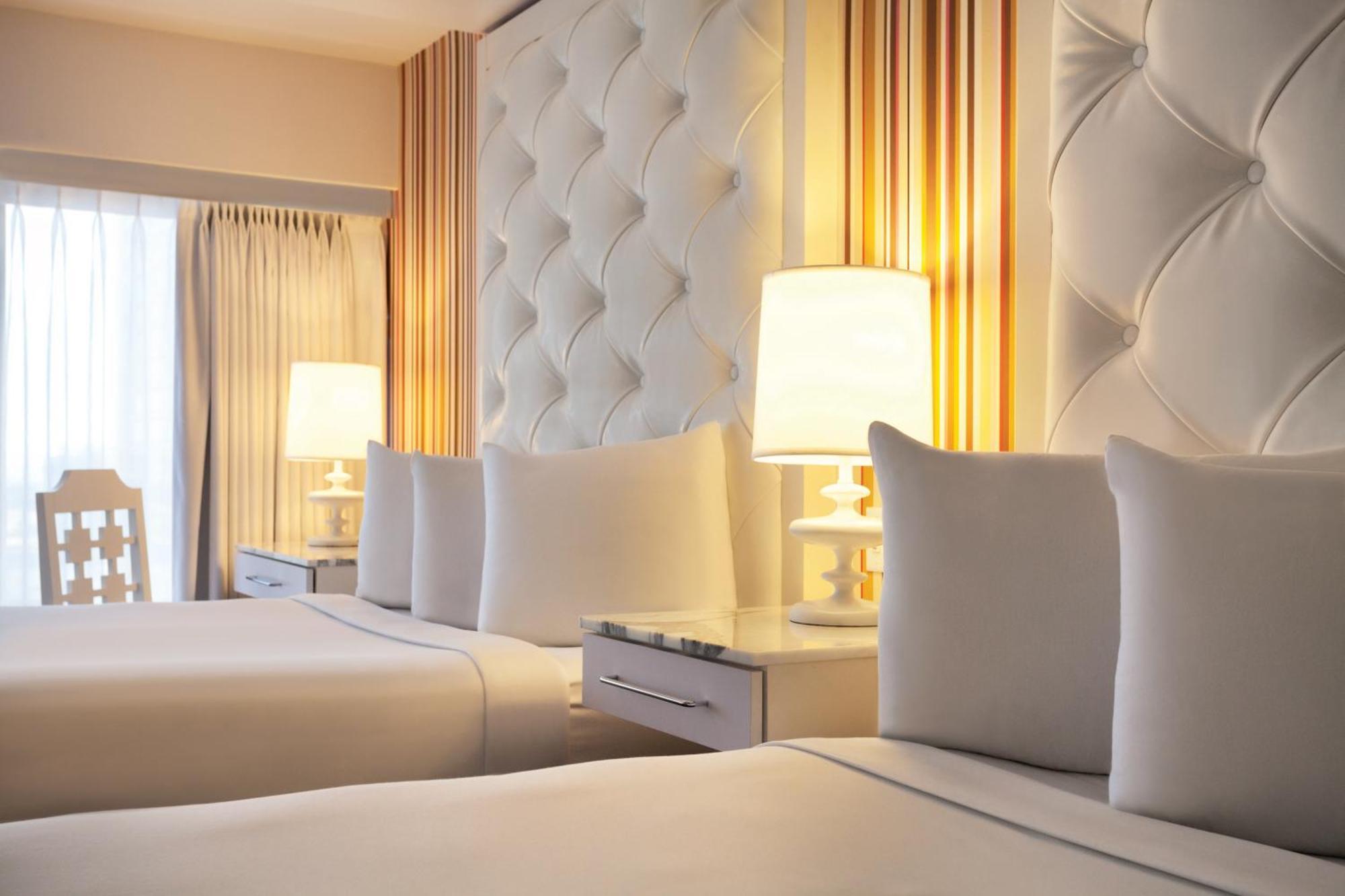 Chambre Go 2 Lits Queen-Size - Vue sur Attraction