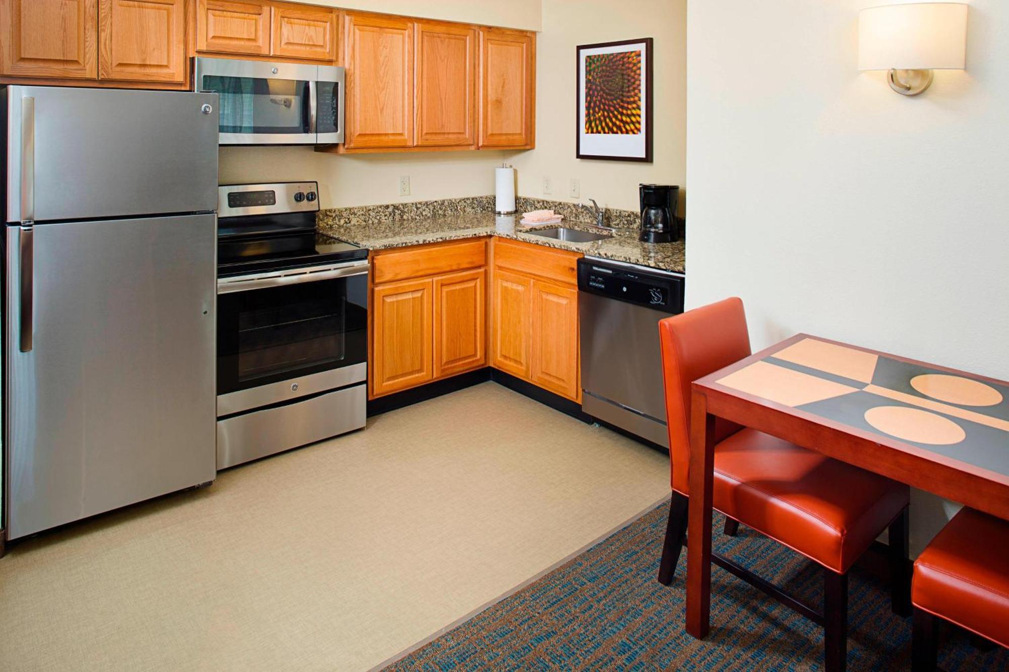 Suite mit 1 Schlafzimmer mit Queensize-Bett und Schlafsofa.