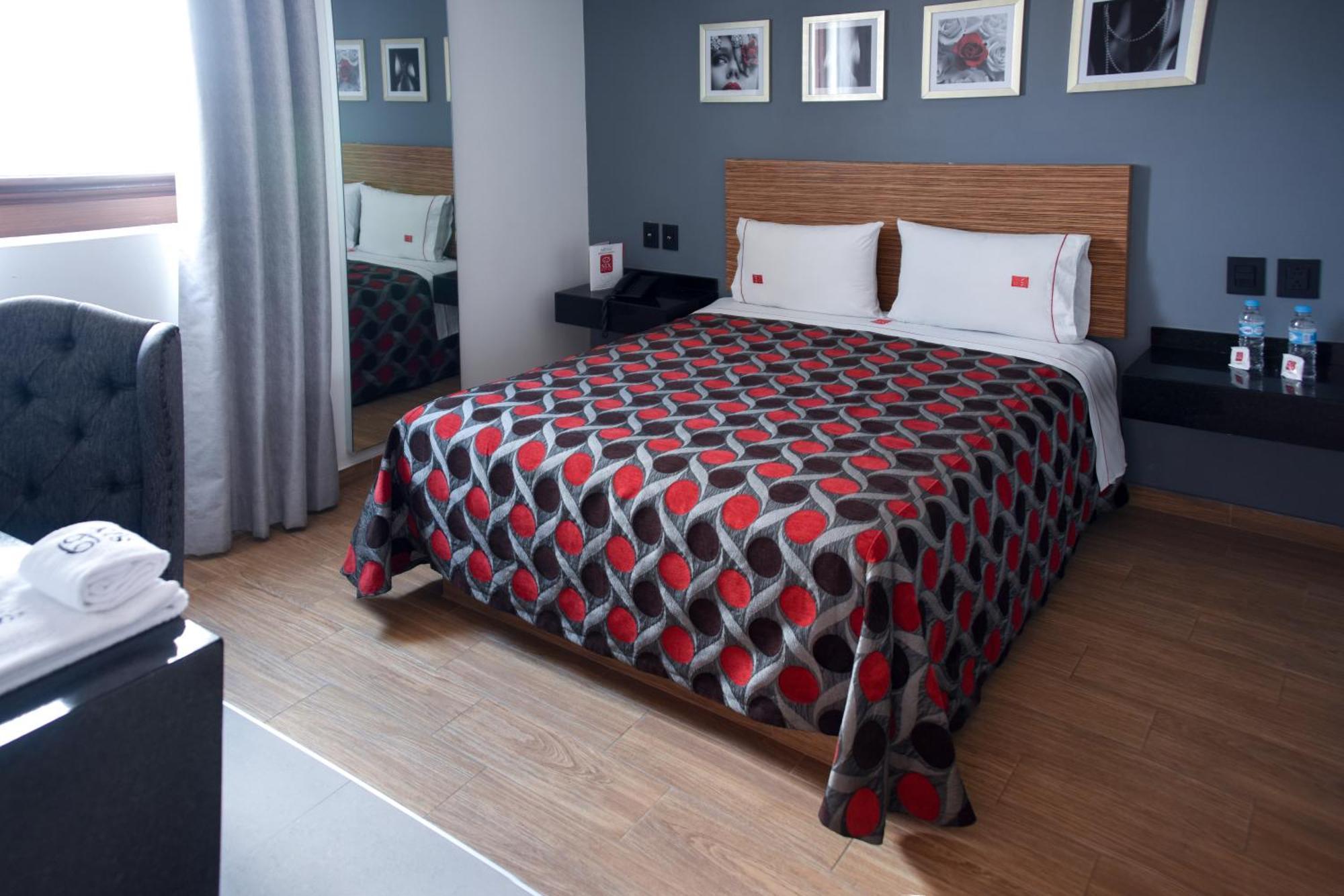 Habitación con cama grande