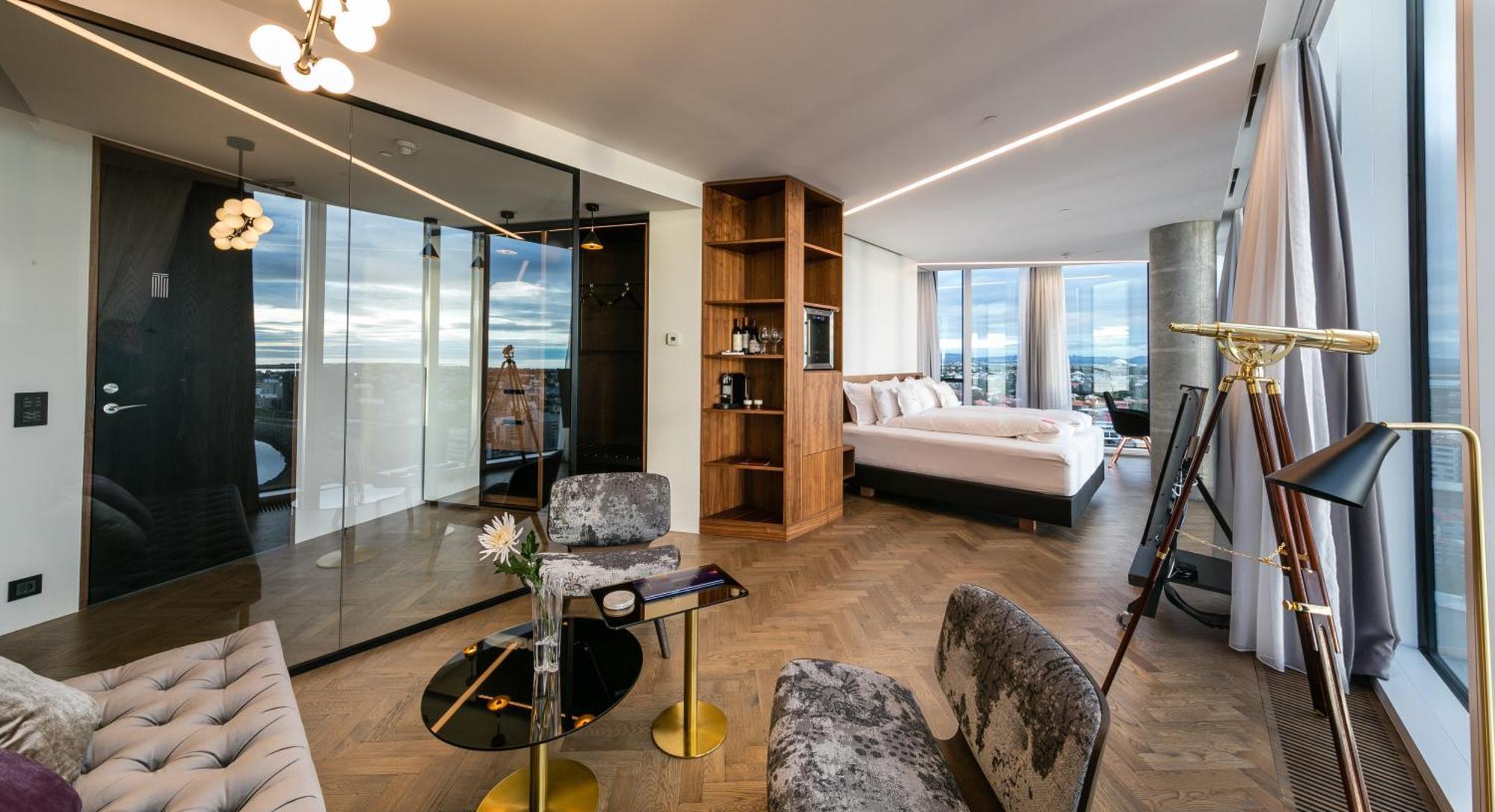 Suite with Bathtub