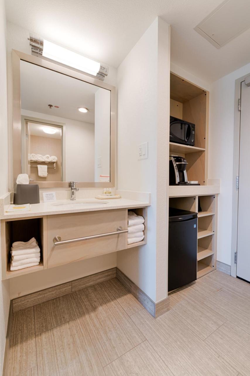 King Room - Hearing Accessible - Non-Smoking