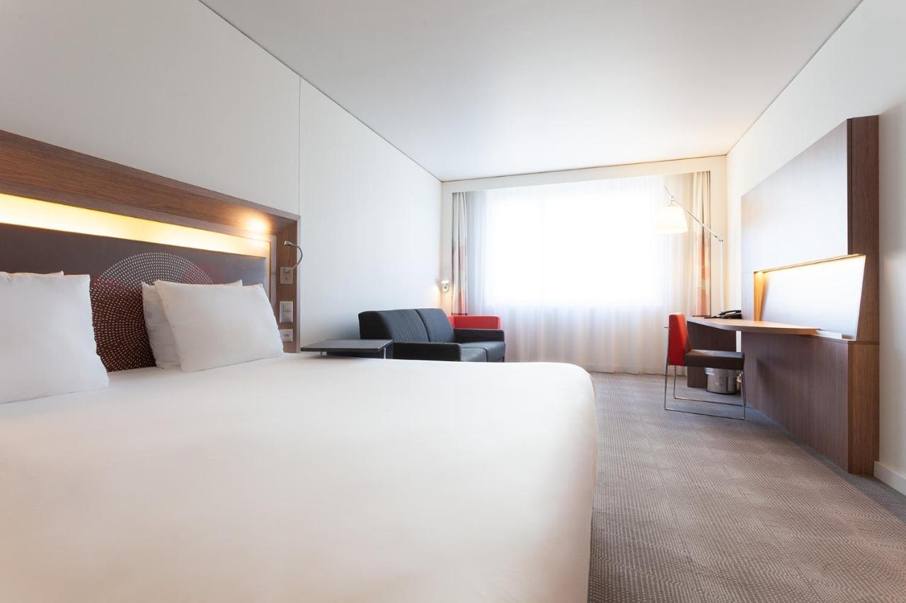 Executive Queen Room with Sofa,736472569:JPEG
