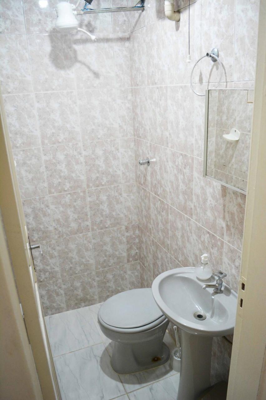 Quarto com 2 Camas de Solteiro e Banheiro Privativo