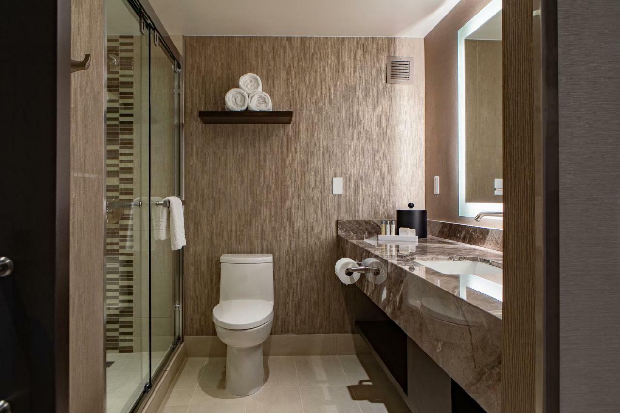 HORSESHOE JUNIOR SUITE 1 KING NON-SMOKING