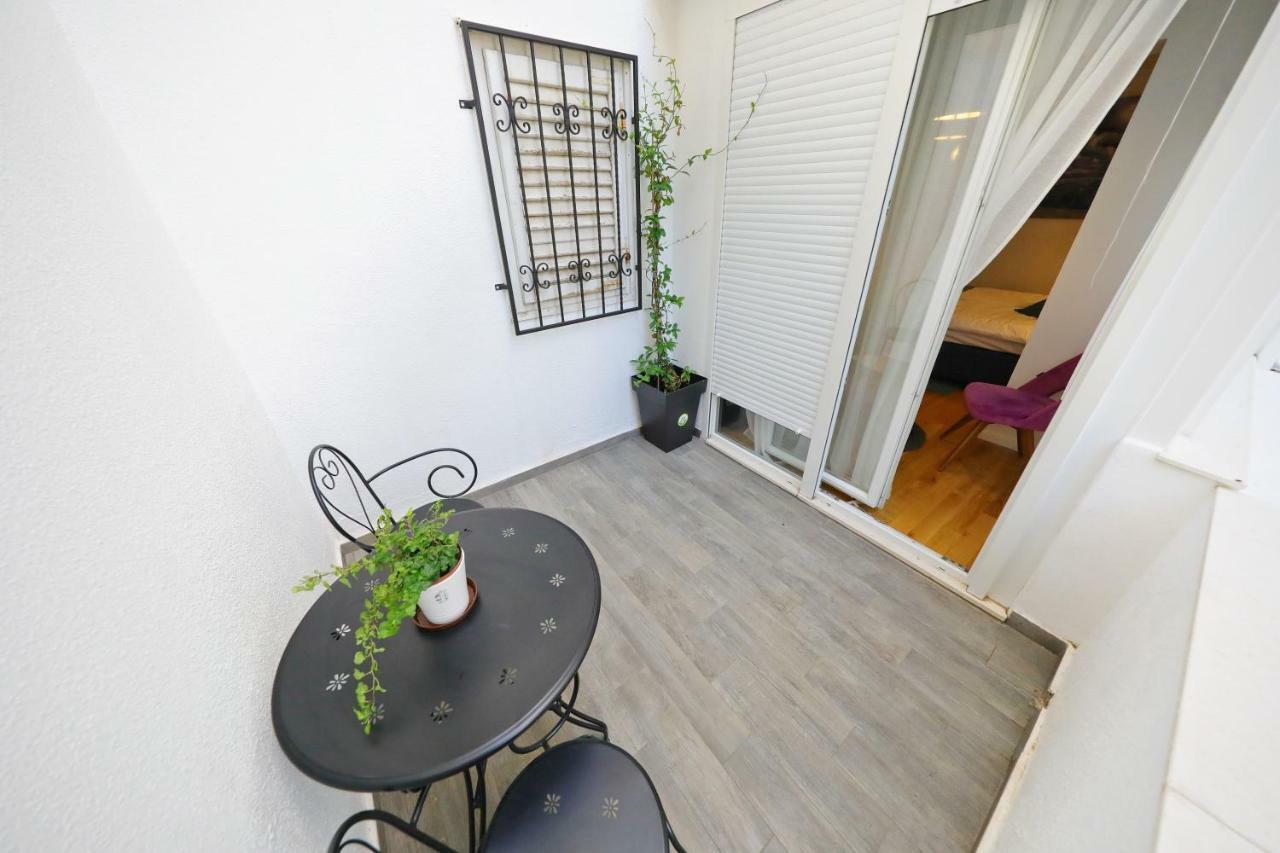Zimmer mit Kingsize-Bett und Balkon