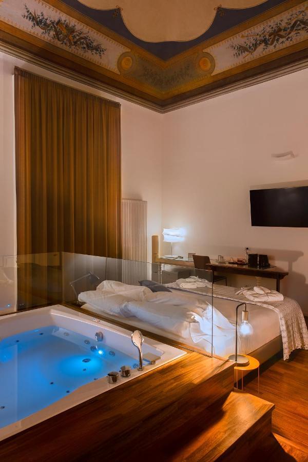 Deluxe Suite with Spa Bath,947125591:JPEG
