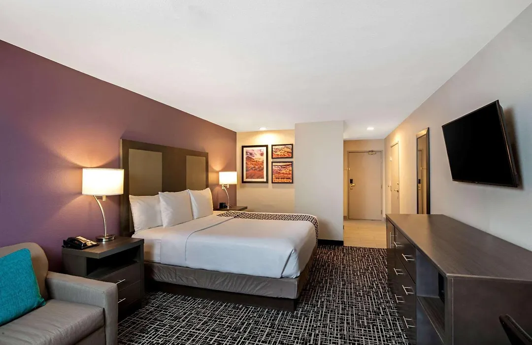 La Quinta Inn & Suites By Wyndham Las Vegas Nellis-1