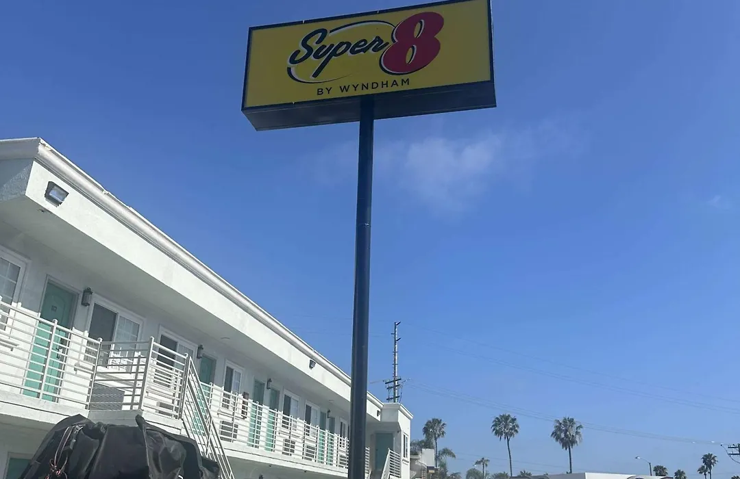 Super 8 By Wyndham Oceanside Downtown-1