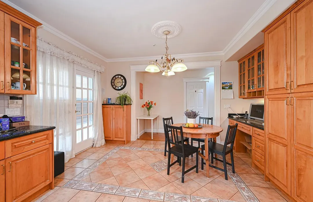 7 Bedrooms In The Heart Of Vancouver-1