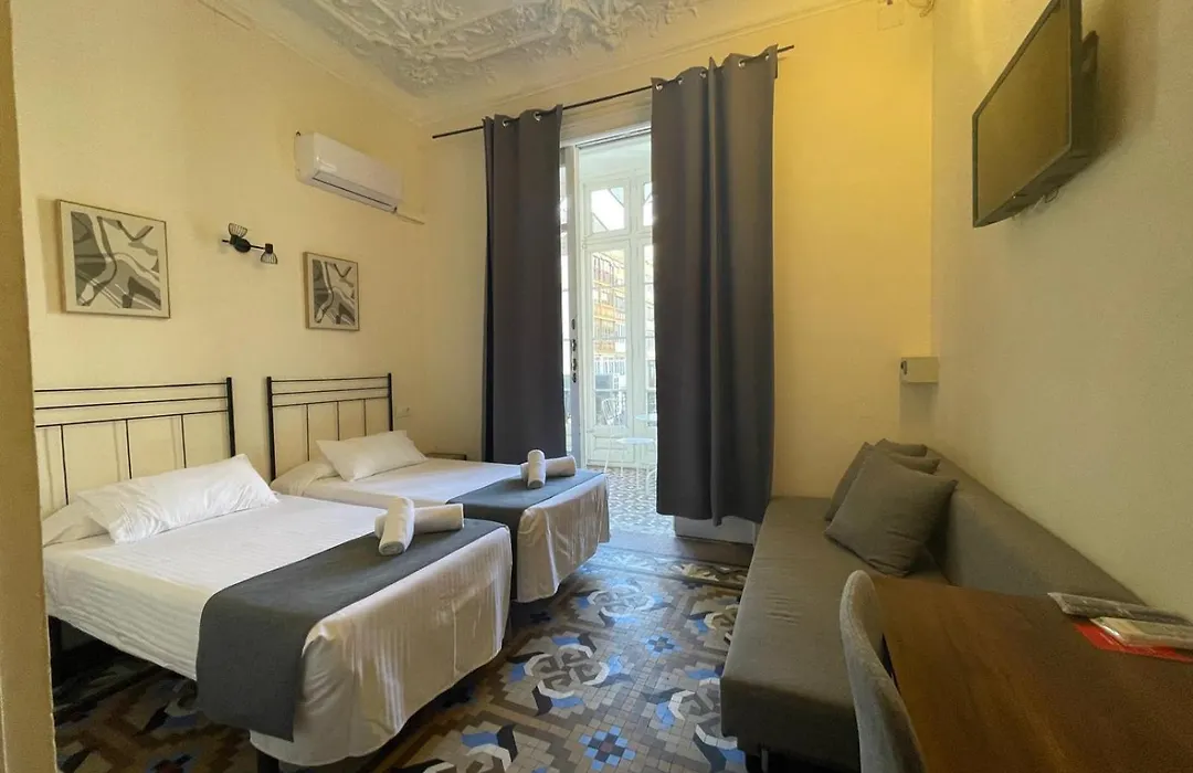 Hostal Balmes Centro-1