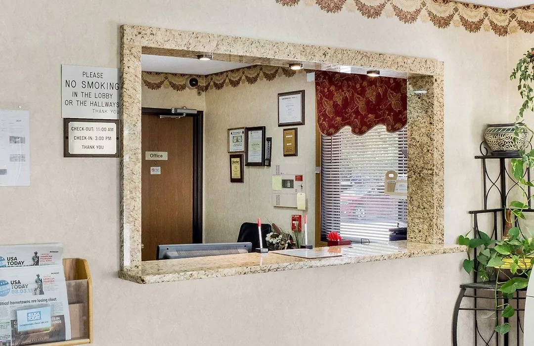 Econo Lodge Grand Forks-1
