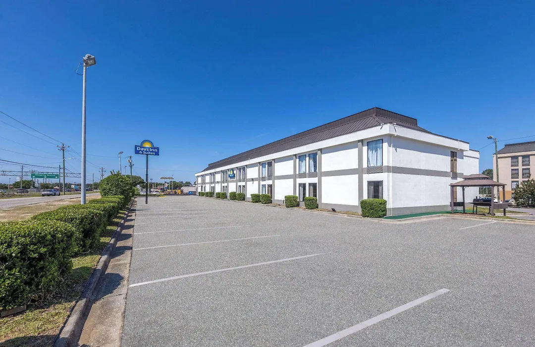 Days Inn & Suites By Wyndham Fort Bragg/Cross Creek Mall-1