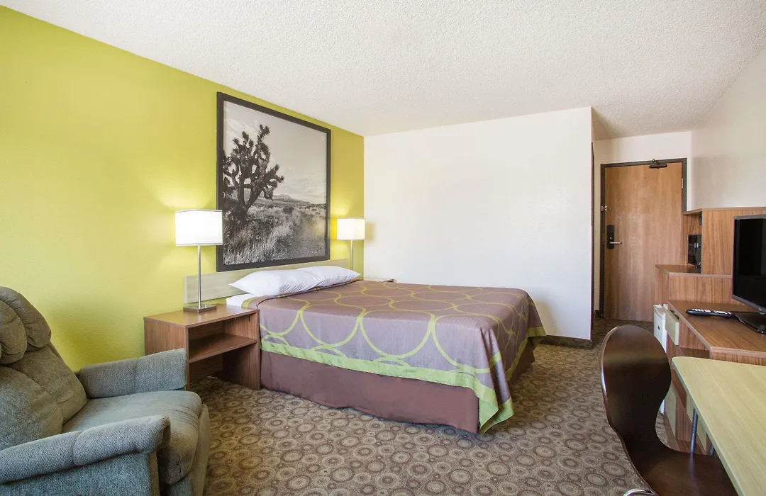 Super 8 By Wyndham Kingman-1