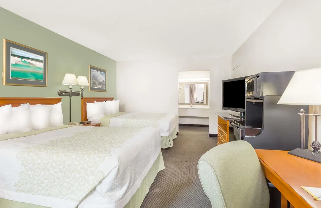 Days Inn By Wyndham Cedar Falls- University Plaza-1