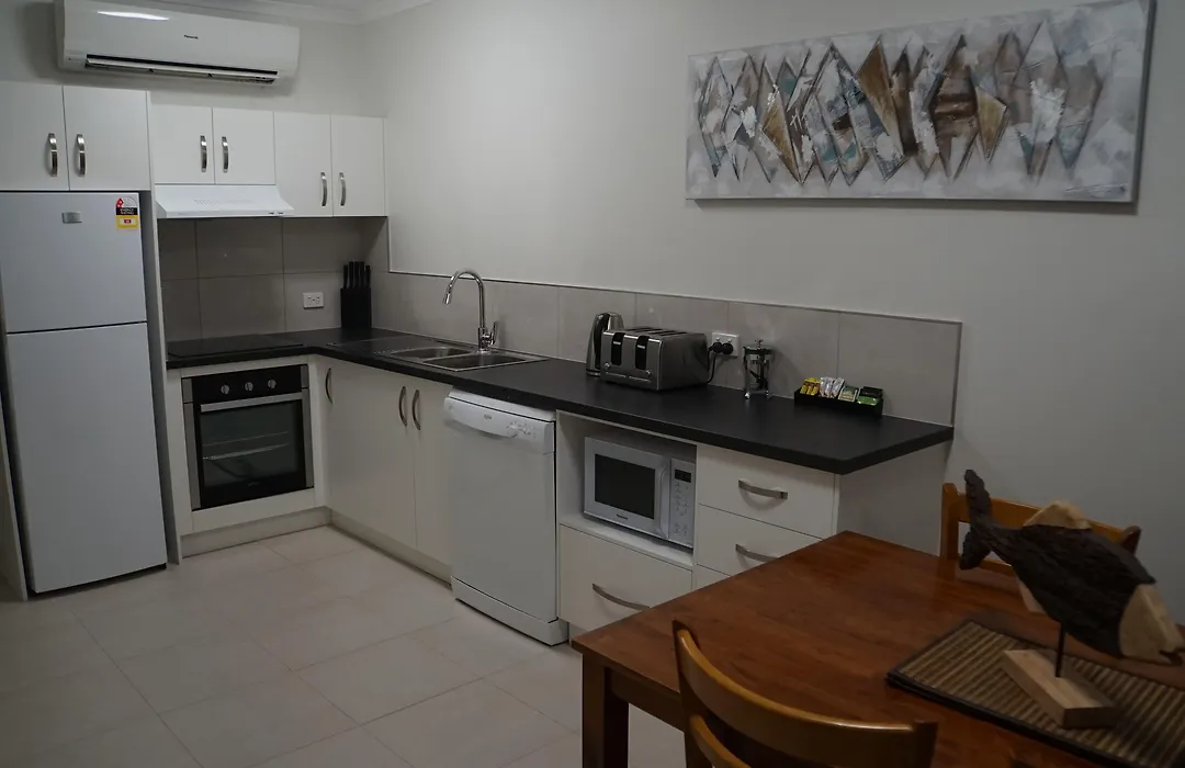 Airlie Seaview Apartments-1