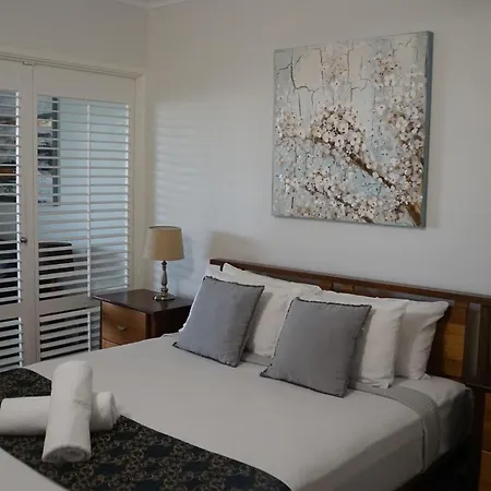 Airlie Seaview Apartments-2