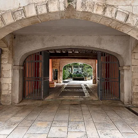 Maison des Ambassadeurs-3