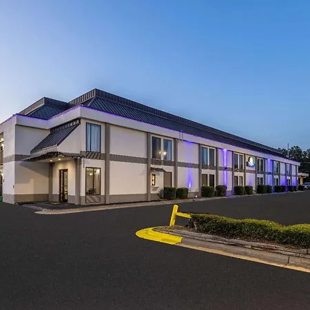 Days Inn & Suites By Wyndham Fort Bragg/Cross Creek Mall-2