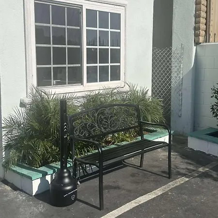 Super 8 By Wyndham Oceanside Downtown-3