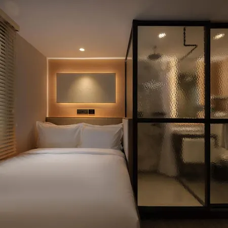 Claude Hotel-3