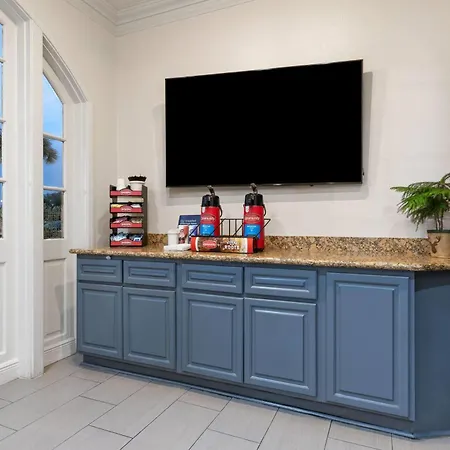 Super 8 By Wyndham New Orleans-2