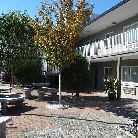 Travelodge By Wyndham Kamloops-3