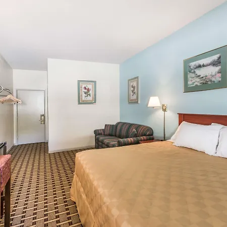 Super 8 By Wyndham Knoxville Downtown Area-3