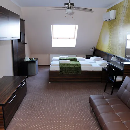 Green Hotel Budapest-3
