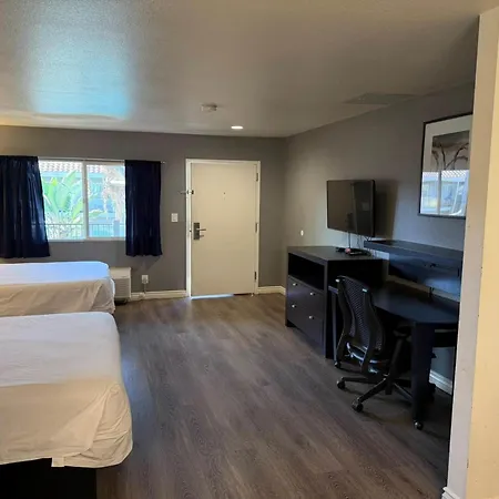 Travelodge By Wyndham Hemet Ca-2