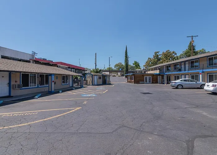 Cedar Lodge Motor Inn