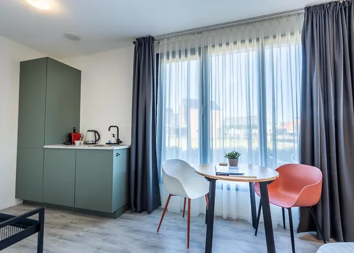 Roosjesweg 2 Luxe studio 400 meter van strand met parkeerplaats