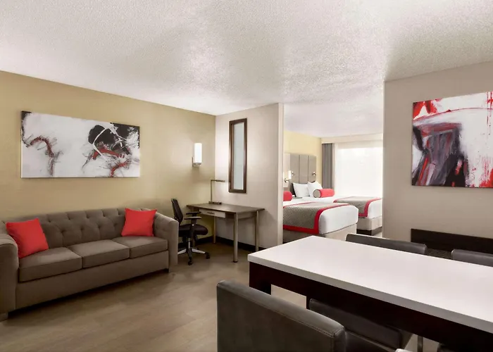 Ramada By Wyndham Suites Orlando Airport- Free Airport Shuttle
