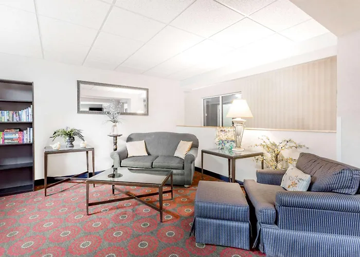 Days Inn By Wyndham Cedar Falls- University Plaza