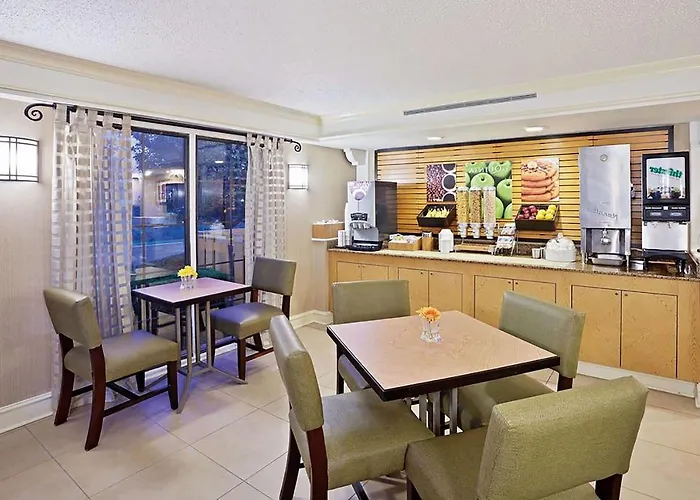 Norwood Inn & Suites Merrillville