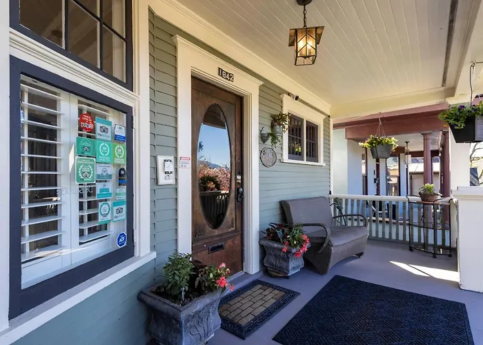 The Ivy On Parker Guest House