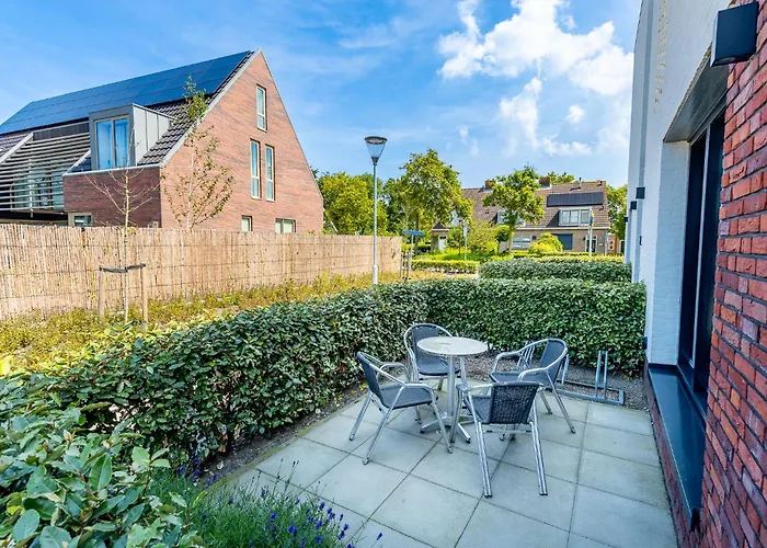 Roosjesweg 2 Luxe studio 400 meter van strand met parkeerplaats