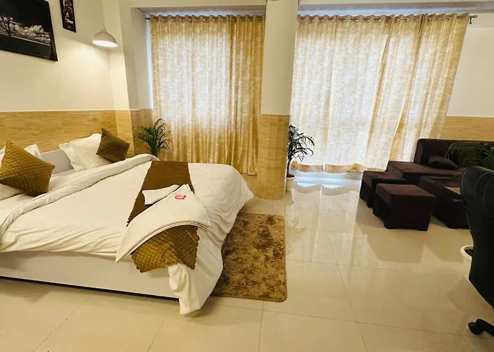 Dr White House - Noida Sector 18 Hotel