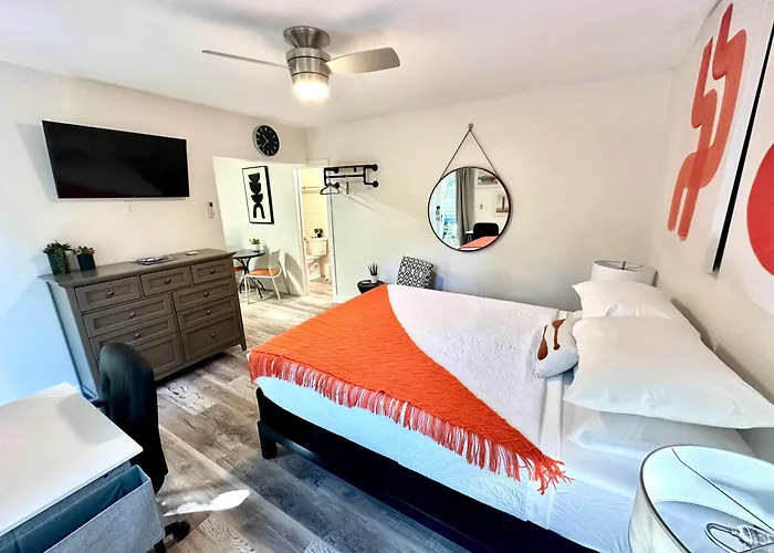 The Agustin Guesthouse - Men Only Clothing Optional Fort Lauderdale