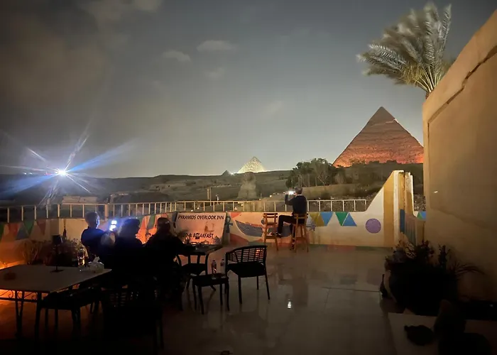 Pyramids Overlook Inn