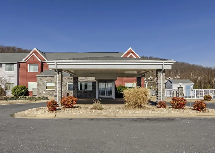 Clarion Pointe Staunton East Hotel