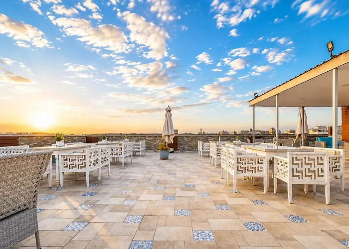 Pyramid Edge Hotel & Exclusive Pyramids View Rooftop Kafrat al Jabal